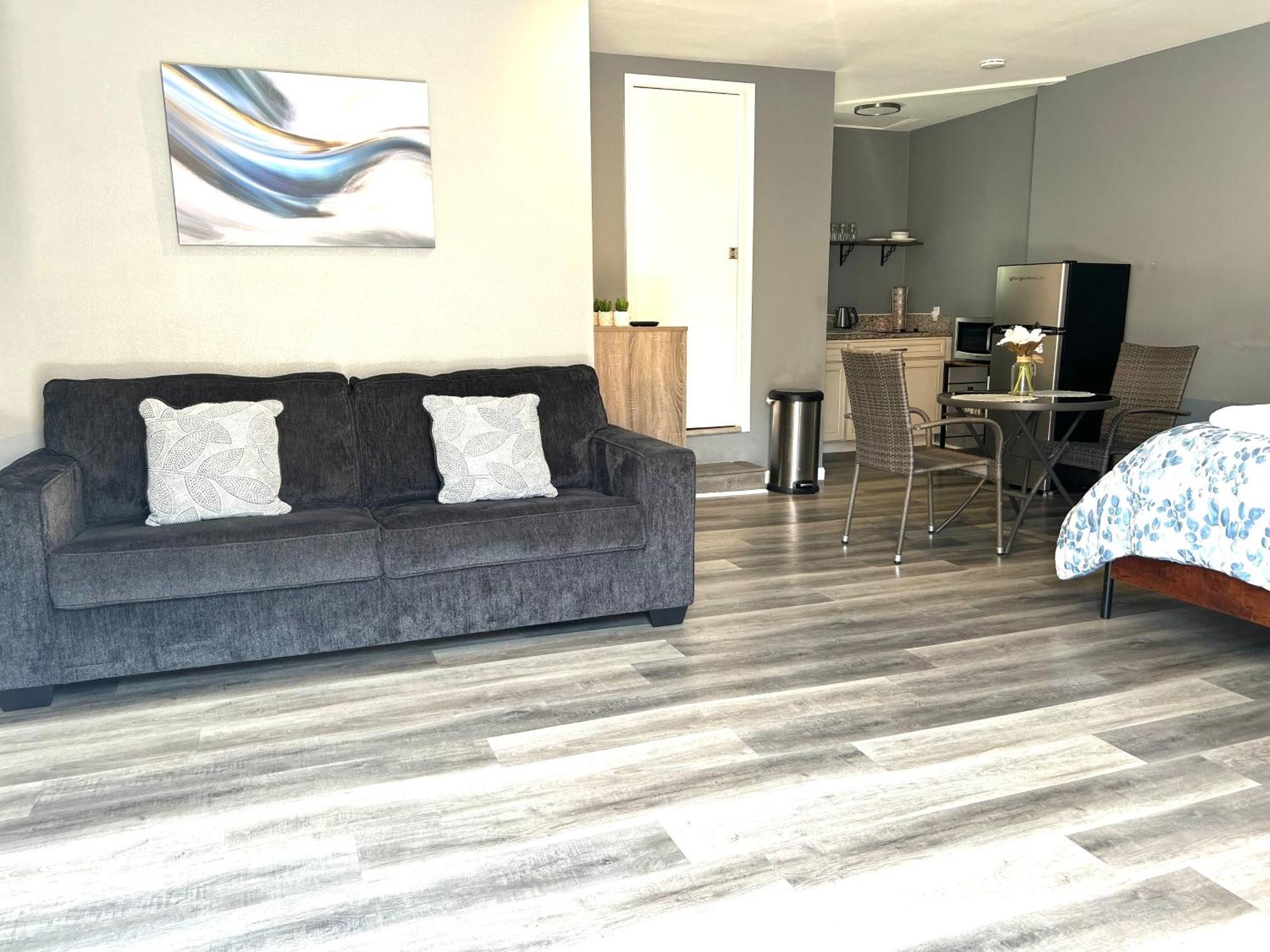 Spacious Studio With Private Entry โมเรโนวัลเลย์ ภายนอก รูปภาพ
