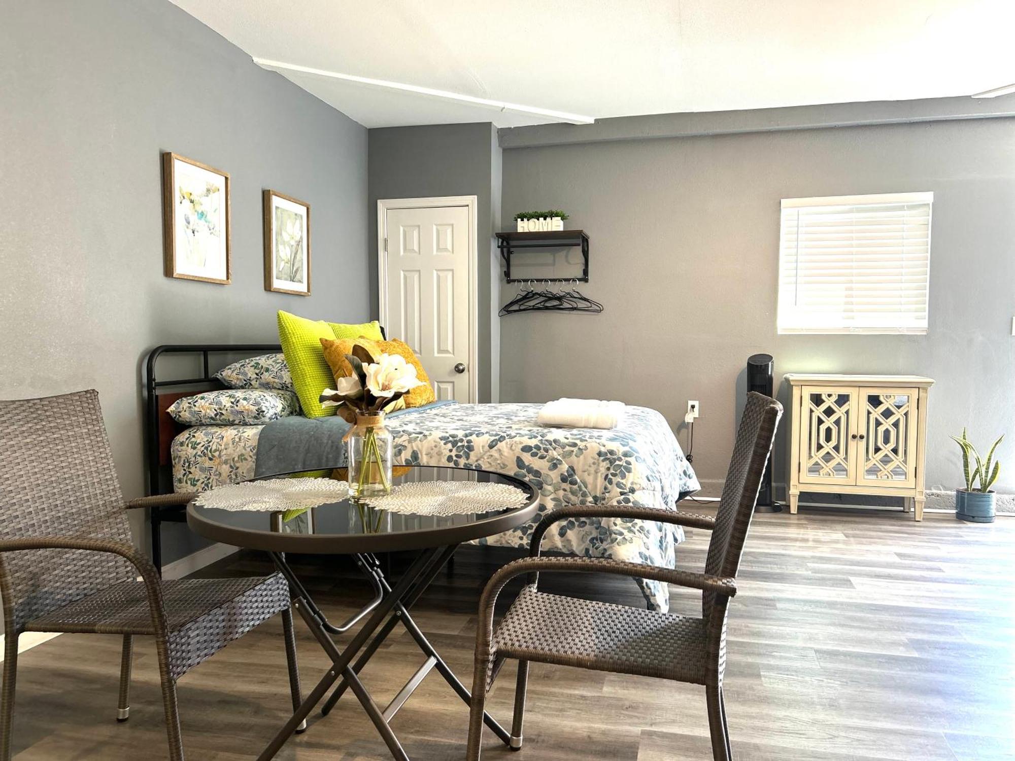 Spacious Studio With Private Entry โมเรโนวัลเลย์ ภายนอก รูปภาพ